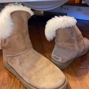 Beige uggs